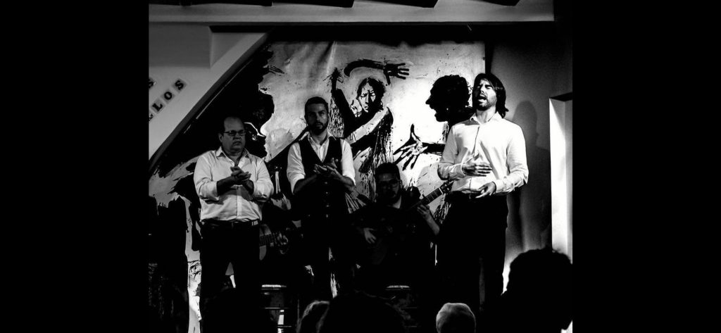 Marcos Martínez cantando en el tablao Los Gallos