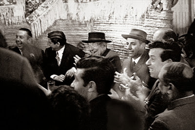 Juan-Talega-en-una-Juerga-Flamenca-sonriendo-junto-a-grandes-cantaores-como-Antonio-Mairena
