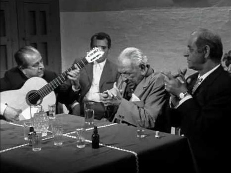 Juan-Talega-cantando-junto-a-un-guitarrista-y-personas-recreando-una-fiesta-privada