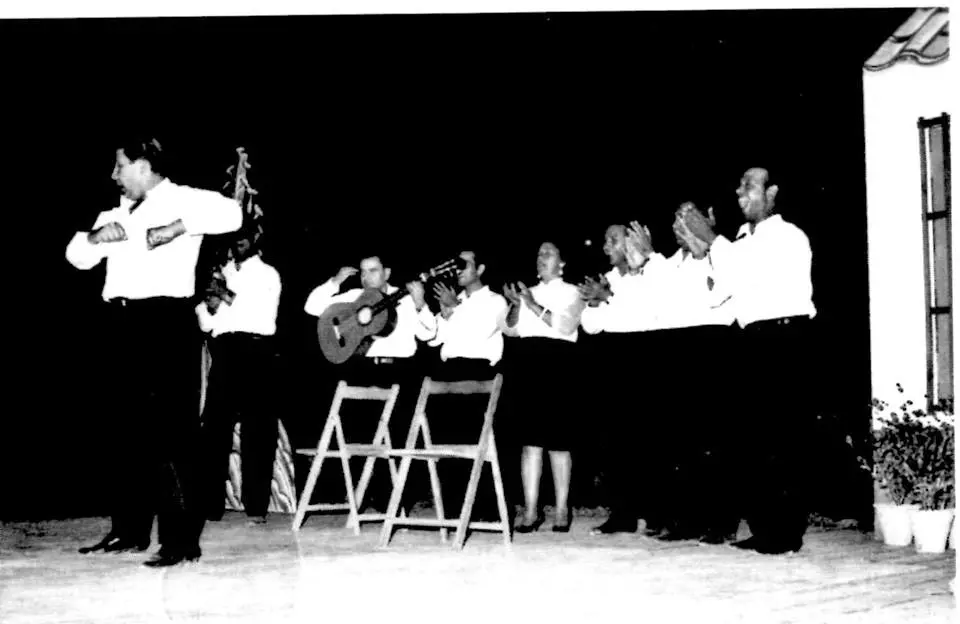 Enrique el de la Paula cantando junto a su grupo Los de Joaquín el de la Paula