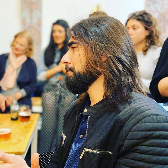 Marcos Martínez escuchando cante